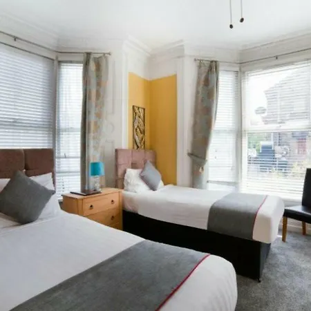 Diamonds Near Hospital Bed & Breakfast