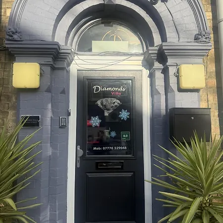 Diamonds Near Hospital يورك