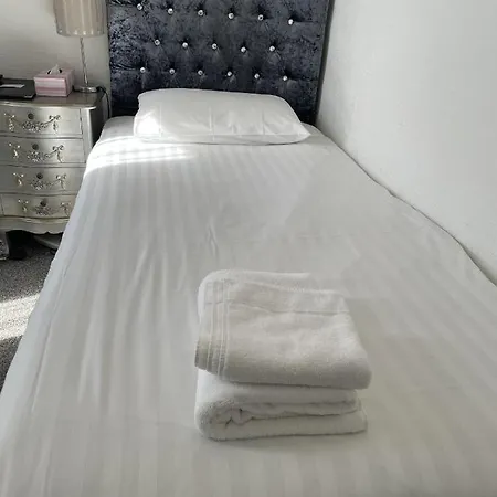 Diamonds Near Hospital Πανσιόν 3*